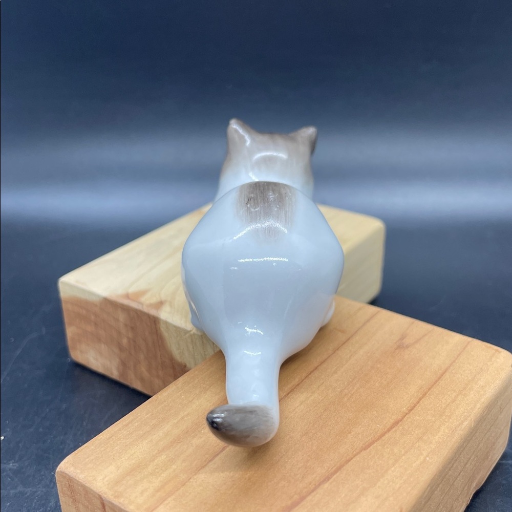 Vintage MCM Ceramic Cat Figurine Hand-Painted Tabby with Ball of Yarn 4.5” - Picture 5 of 7